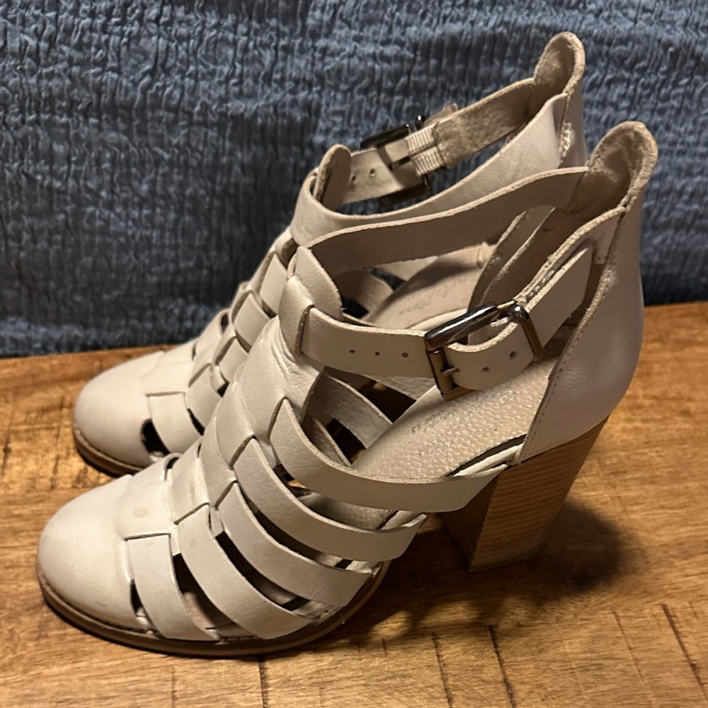 Seychelles Off White Strappy Heels - comfy & sexy